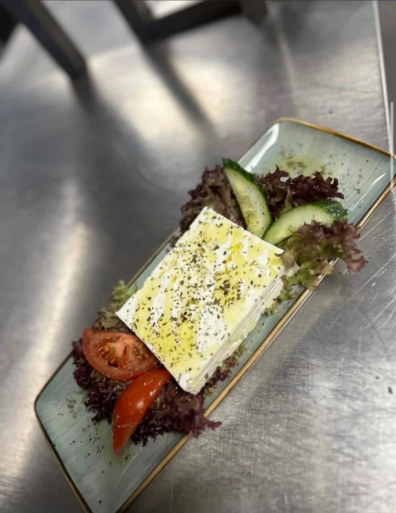 Fetakäse mit Tomaten, Gurke und Salat
