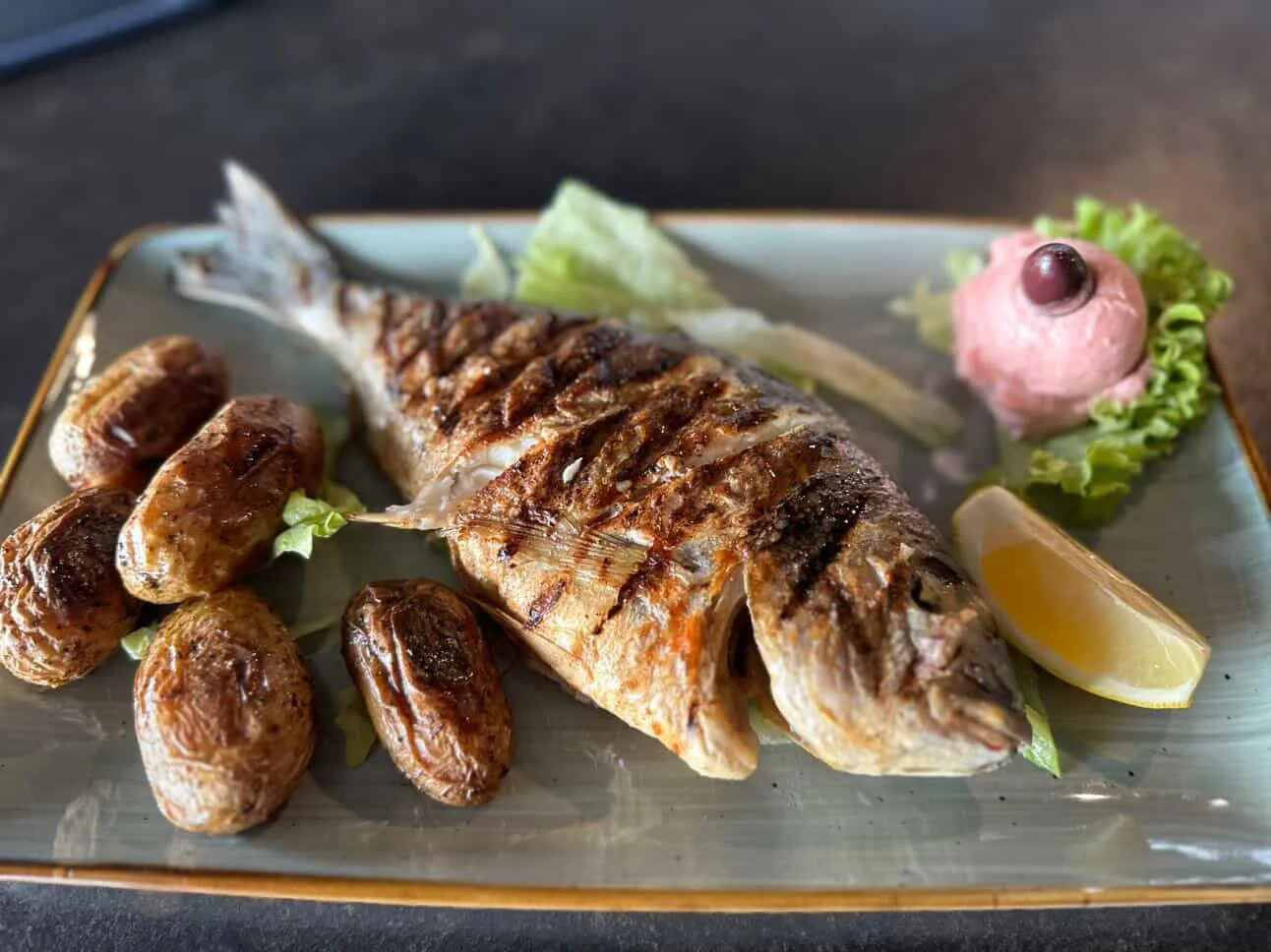 Gegrillte Dorade mit Drillingskartoffeln und Tarama