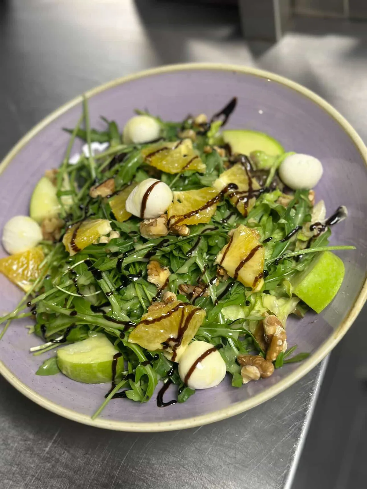 Filos Salat mit Rucola, Mozzarella, Walnüssen, Apfel und Orange