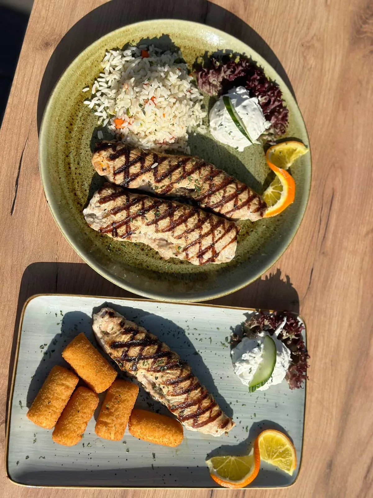 Gefülltes Schweinefilet mit Gemüsereis bzw. Kroketten und Tzatziki